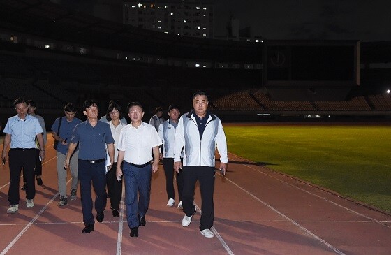 김동근 의정부시장이 14일 종합운동장을 방문해 야간 보행 안전성을 꼼꼼히 살피고 있다. 사진=의정부시 제공