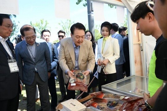 윤석열 대통령 부부는 24일 용산어린이정원에서 운영 중인 팔도장터를 방문했다. 사진=대통령실 제공