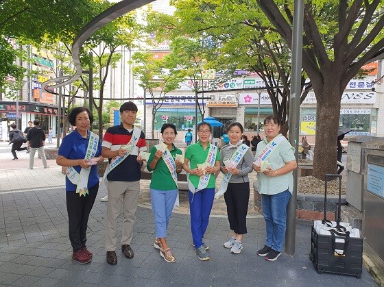 과천시가 추석을 앞둔 25일 별양동 사업지역에서 물가안정 캠페인을 진행하고 있다. 사진=과천시 제공