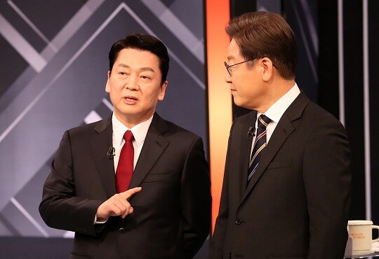 안철수 의원이 이재명 대표에게 총선 맞대결을 다시 제안했다. 사진은 2022년 3월 두 의원이 대통령 후보 시절 TV 토론회에서 대화를 나누는 모습. 사진=국회사진취재단