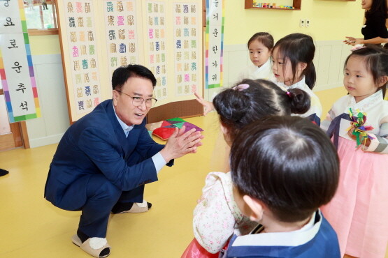 박동식 시장이 시청 직장어린이집을 방문한 모습. 사진=사천시 제공