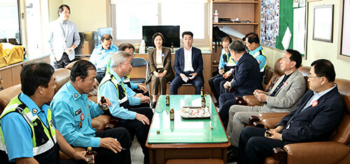 주낙영 시장이 지난 28일 개인택시 모범운전자회를 방문해 근무자들에게 격려 인사을 하고 있다. 오른쪽 첫번째 주낙영 시장. 사진=경주시 제공
