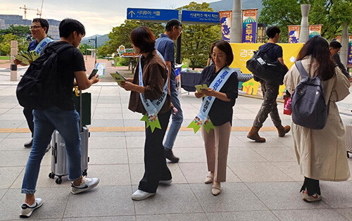 지난 27일 시청 직원들이 신경주역에서 고향사랑기부제 홍보를 위해 리플릿을 배부하고 있다. 사진=경주시 제
