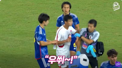 북한 축구 대표팀 수비수 김유성이 일본 스태프를 위협하고 있다. 사진=엠빅뉴스 캡처