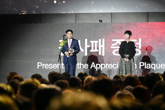 감사패 수여 장면. 사진=BNK부산은행 제공
