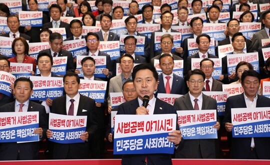 국민의힘 김기현 대표가 10월 6일 국회 본관 로텐더홀 계단에서 열린 ‘이균용 대법원장 임명동의안 부결 관련 규탄대회'에서 발언을 하고 있다. 사진=박은숙 기자