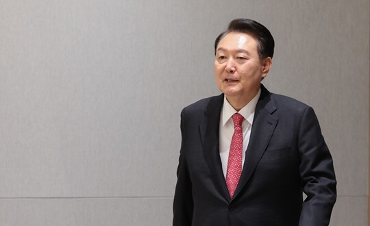 윤석열 대통령이 10월 6일 서울 용산 대통령실 청사에서 열린 교권 보호 4법 계기 현장 교원과의 대화에 입장하고 있다. 사진=연합뉴스