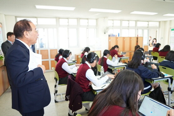 하윤수 교육감의 남도여중 방문 모습. 사진=부산시교육청 제공