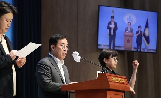국민의힘 박성중 의원이 10월 4일 국회 소통관에서 기자회견을 열고 항저우 아시안게임 남자 축구 8강전 한국과 중국의 경기 당시 포털 사이트 다음 ‘클릭응원’ 서비스의 중국 응원 댓글 논란 관련 조작세력 개입을 주장하고 있다. 사진=박은숙 기자