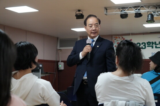 하윤수 교육감이 ‘2023학년도 학생 자존감 회복을 위한 치유캠프’에 참석한 모습. 사진=부산시교육청 제공