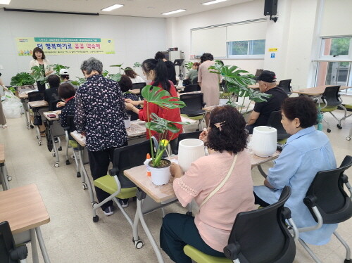 철마면은 1인가구 사회관계망형성사업인 더 행복하기로 꽃꽃 약속해을 추진했다. 사진=기장군 제공