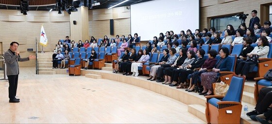 임태희 경기도교육감이 12일 공립유치원장을 대상으로 진행된 연수에 참석해 특강을 하고 있다. 사진=경기도교육청 제공