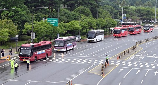 2023 새만금 세계스카우트잼버리 폐영식과 K팝 슈퍼라이브 콘서트가 열린 지난 8 11일 서울 마포구 서울월드컵경기장으로 대원들을 태운 버스가 이동하고 있다. 사진=사진공동취재단