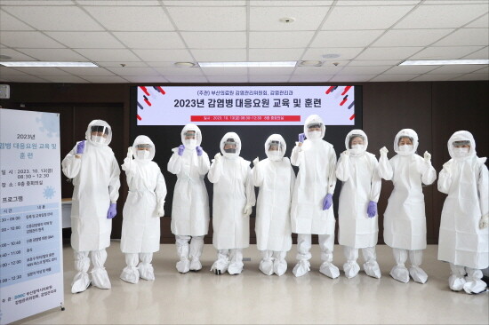 감염병 대응요원 교육 및 훈련 장면. 사진=부산의료원 제공