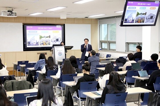 최대호 안양시장이 18일 성결대학교에서 안양학 특강을 진행하고 있다. 사진=안양시 제공