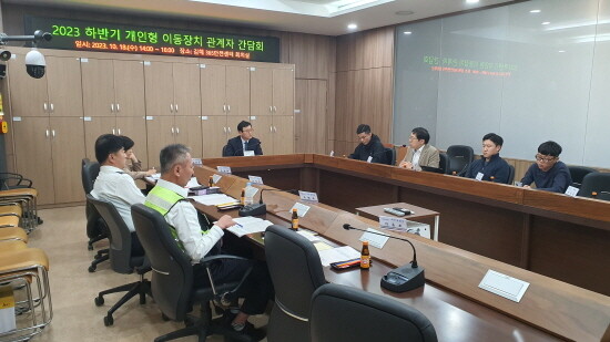 청소년 킥보드 사고 제로화 추진 민관경 대책 논의 장면. 사진=김해시 제공