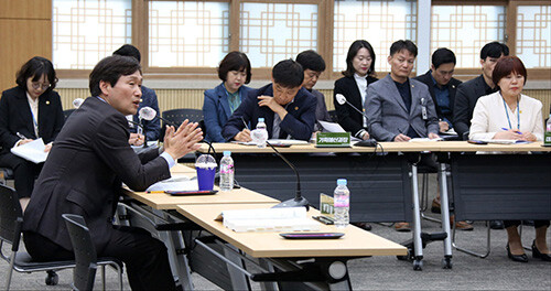 조현일 시장이 '2024년 주요업무계획 보고회'를 주제하고 있다. 사진=경산시 제공