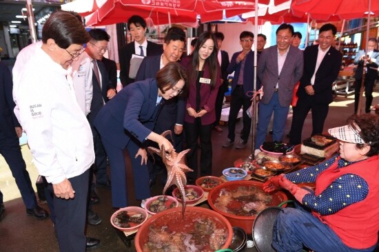 이영 장관의 기장시장 방문 모습. 사진=기장군 제공