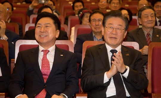 지난 5월 22일 국회 도서관 대강당에서 열린 민주화추진협의회(민추협)결성 39주년 기념식에 참석한 김기현 국민의힘 대표와 이재명 더불어민주당 대표. 사진=이종현 기자