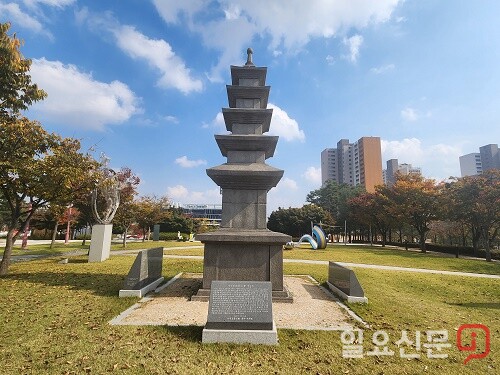 이천시청 광장에 설치된 '이천 오층석탑'(모형) 염원 탑. 사진= 유인선 기자