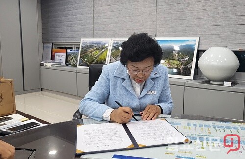 김경희 시장이  ‘이천 오층석탑 환수지지 성명서’에 서명하고 있다. 사진= 이천시청 제공