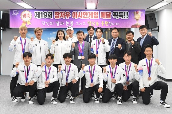 신상진 성남시장이 23일 제19회 항저우 아시안게임 메달리스트와 기념촬영하고 있다. 사진=성남시 제공