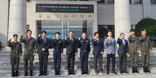 경상국립대학교 수의과대학(학장 이희천)과 공군 교육사령부(사령관 유재문)는 10월 24일 공군 교육사령부에서 업무협약(MOU)을 체결했다. 사진=경상국립대 제공