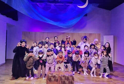 출연 배우들이 연극이 끝나고 아동들과 기념촬영을 하고 있다. 사진=너영나영 제공