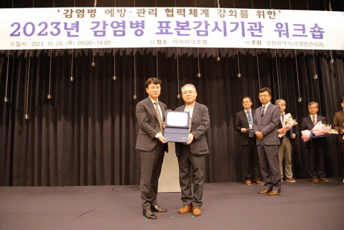 (좌)신남식 인천시 보건복지국장 (우)김현수 병원장. 사진=국제성모병원 제공