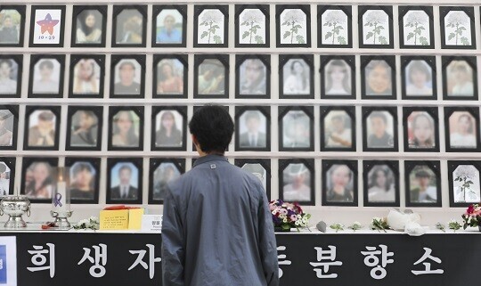 이태원 참사 1주기를 맞아 정치권에서는 일제히 추모 메시지를 내놓았다. 사진은 서울 광장에 설치된 희생자 합동 분향소. 사진=박정훈 기자