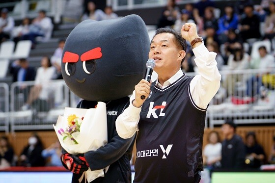 이재준 수원특례시장이 28일 수원KT소닉붐과 안양 정관장과의 홈 개막전에서 축사를 하고 있다. 사진=수원특례시 제공