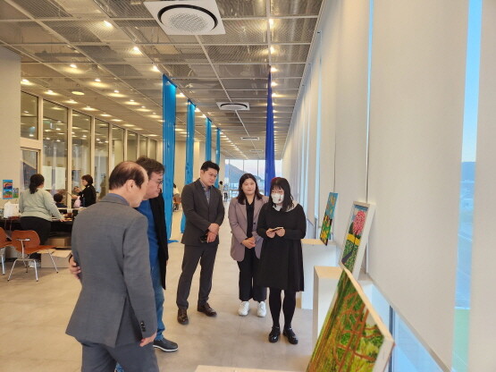 작가가 그림을 설명하는 모습 오른쪽부터 청년미술작가, 우리컴퍼니 민수경 대표, 김의성 전 청와대행정관, 김성훈 부산외대특임교수, 김일웅 (주)다락골건설 대표. 사진=김의성 제공