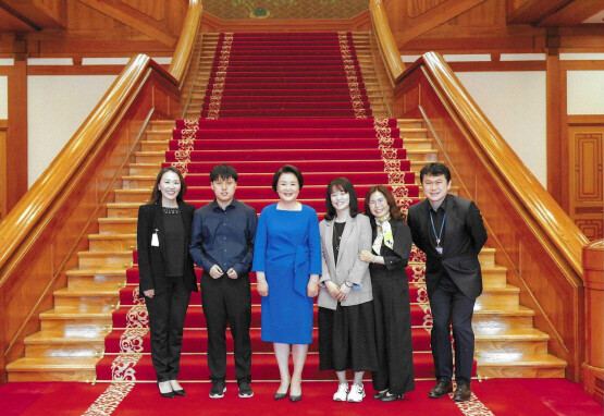 청년 발달장애인 최차원 미술작가(왼쪽 두 번째)와 관계자들을 청와대에 초청했던 당시 모습으로 김의성 대표(맨 오른쪽)는 청와대 본관 전체를 담당했다. 사진=김의성 제공