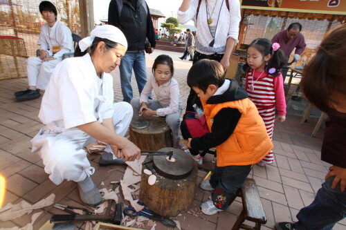 가야문화 철기공방하는 모습. 사진=한국마사회 제공