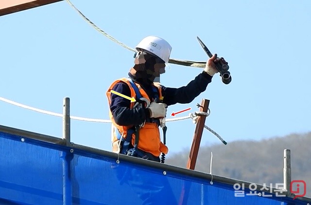 경남교육청이 발주한 거제시 상동1초등학교 신축현장 작업자가 연결고리를 생명줄에 걸지 않고 가슴에 품고 있는 장면. 사진=정민규 기자