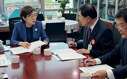 30일 주낙영 시장이 국회 방문해 예산결산특별위원회 김정재 의원을 만나 지역현안사업의 필요성과 당위성을 설명하며 예산반영 협조를 구하고 있다. 사진=경주시 제공
