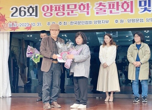 사회복지법인 씨엘의 중증장애인 거주시설인 씨엘의집에서 생활하는 김점득 씨가 사단법인 한국문인협회 양평지부가 올해 처음 신설한 ‘양평군민문학상’ 공모전에서 시 ‘송아지’를 출품해 장려상을 받았다. 사진=씨엘의집 제공