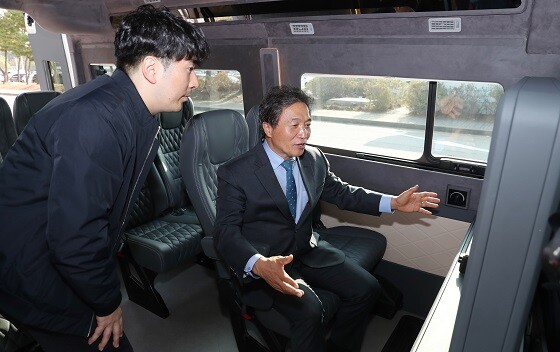 2일 인천국제공항 제1여객터미널에서 진행된 자율주행셔틀 시범운행 기념행사에서 인천국제공항공사 이학재 사장(사진 가운데)이 셔틀 내부를 둘러보고 있다. 사진=인천국제공항공사 제공