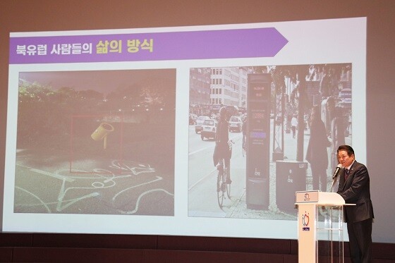 최대호 안양시장이 월례조회에서 북유럽 3개국의 행복정책을 소개하고 있다. 사진=안양시 제공