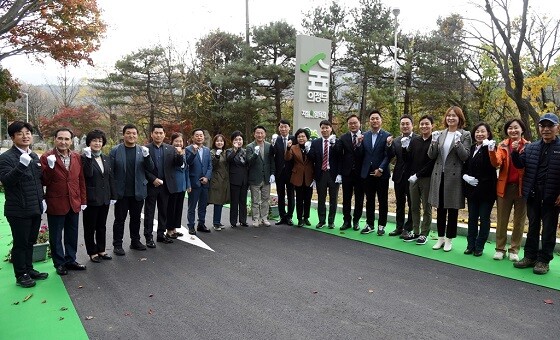 김동근 의정부시장이 자일 산림욕장 개장식 참석자들과 기념촬영하고 있다. 사진=의정부시 제공