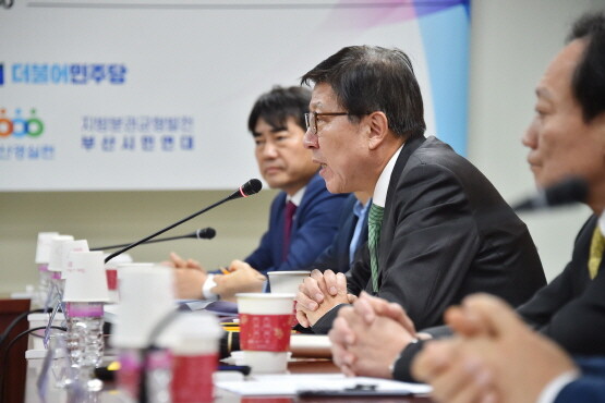 박형준 시장이 회의를 주재하는 모습. 사진=부산시 제공