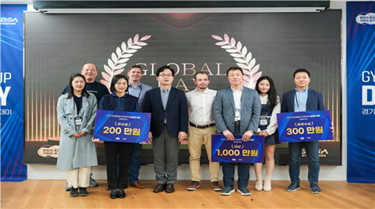 2일 경기스타트업캠퍼스에서 열린 ‘2023 경기 스타트업 투자 컨퍼런스&amp;글로벌 데이에’ 참여한 수상기업 및 투자사와 강성천 원장이 기념촬영을 하고 있다. 사진=경과원 제공