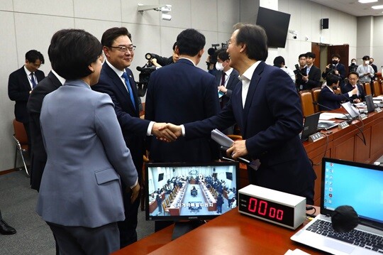 3월 22일 국회에서 열린 정치개혁특별위원회 전체회의에서 남인순 위원장과 김성원 국민의힘 의원, 전재수 더불어민주당 의원 등이 악수하고 있다. 정치개혁특별위원회는 이 날 전체회의에서 현행 국회의원 300석 유지를 전제로 하는 국회의원 선거제도 개선에 관한 결의안을 의결했다. 사진=박은숙 기자