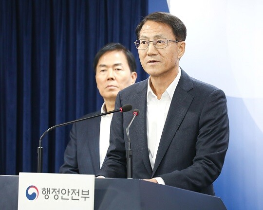 김성렬 새마을금고 경영혁신위원장이 14일 오후 서울 종로구 세종대로 정부서울청사에서 새마을금고 경영혁신안 발표를 하고 있다. 사진=임준선 기자