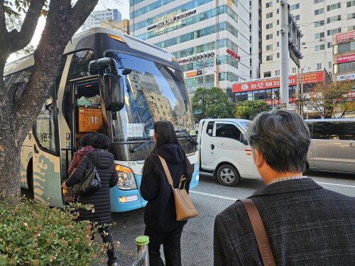 신항 출퇴근 무료 셔틀버스 탑승 모습. 사진=부산항만공사 제공