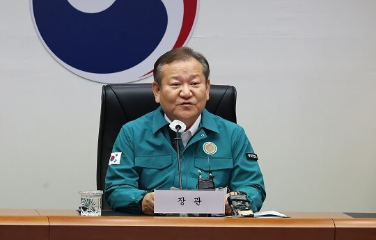 이상민 행정안전부 장관이 18일 밤 정부서울청사에서 열린 지방행정전산서비스장애 대책본부 회의에 참석해 발언하고 있다. 사진=연합뉴스