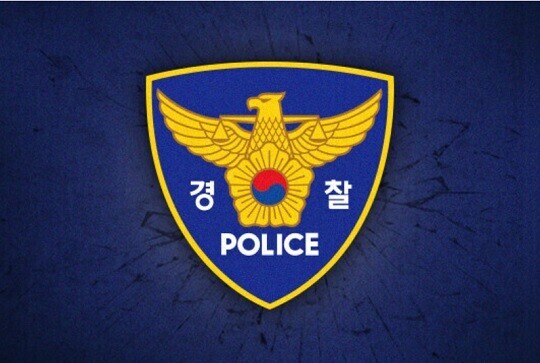 경찰은 지난 19일 나체로 대학가를 활보하던 30대 남성을 공연음란죄 혐의로 입건했다. 그래픽=백소연 디자이너
