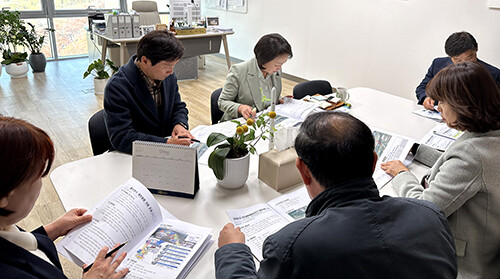 조현일 시장이 21일 국회 예결위원들을 만나 '대부잠수교 자연재해위험 개선지구 정비사업등' 등 정부 예산안에 포함되지 않은 건의 사업들이 국회 심의 과정에서 반영될 수 있도록 힘을 보태 줄 것을 건의하고 있다. 사진=경산시 제공