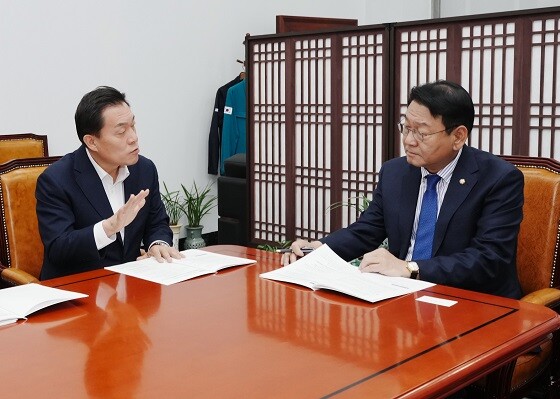 이재준 수원특례시장이 22일 김교흥 국회 행정안전위원회 위원장을 만나 '지방세법 개정안'의 국회 통과를 건의하고 있다. 사진=수원특례시 제공