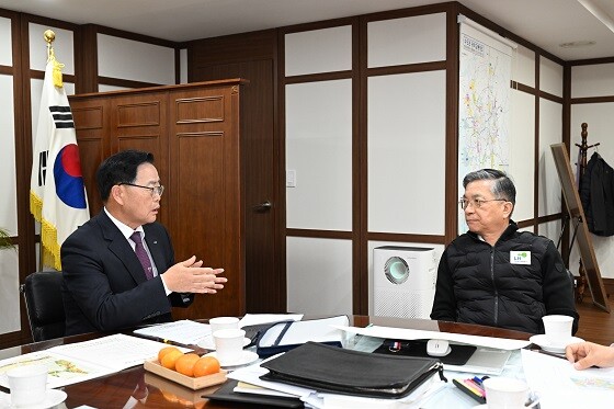 강수현 양주시장이 22일 이한준 한국토지주택공사 사장을 만나 광석지구 등 민선 8기 현안 사업의 조속한 추진을 건의하고 있다. 사진=양주시 제공
